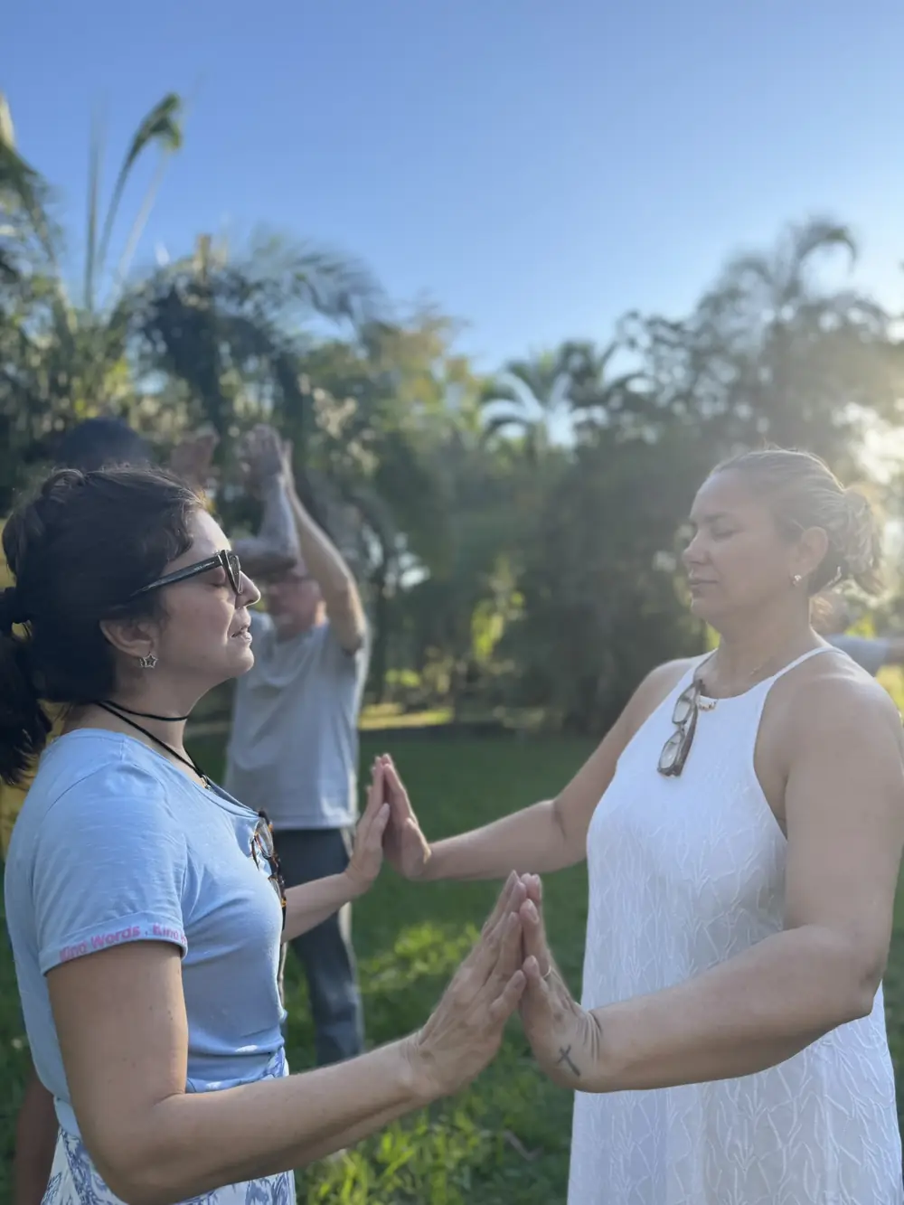 Duas pessoas praticando de mãos dadas ao ar livre